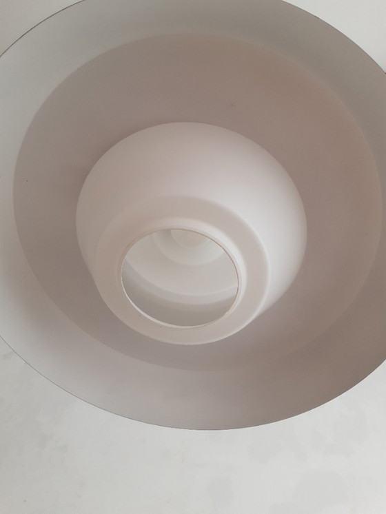 Image 1 of Lampada a sospensione vintage a forma di UFO in vetro opalino con piattino in metallo, Voss Belysning, design danese, lampada mc