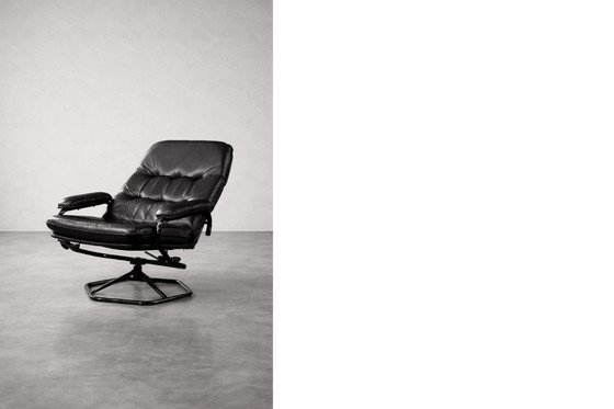 Image 1 of Poltrona girevole e pouf in pelle nera danese moderna vintage di metà secolo di Unico, anni '70, set di 2