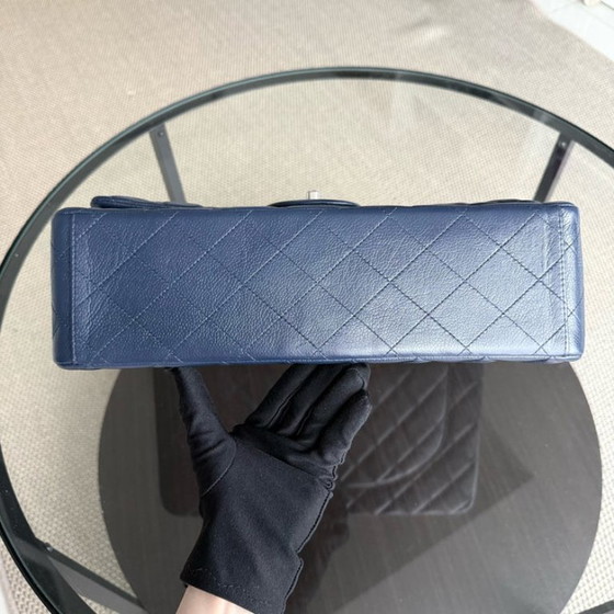 Image 1 of Borsa Chanel Classic Flap Maxi - Caviar Double Flap 34CM Trapuntata Blu Scuro Finiture Argento Serie 15