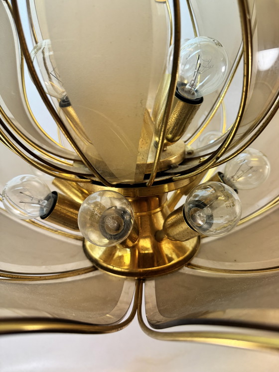 Image 1 of Grande lampada a sospensione "Lotus" d'epoca in vetro fumé e ottone - stile Hollywood Regency