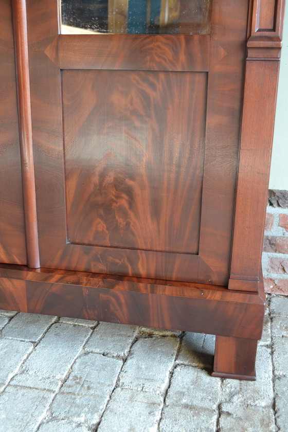 Image 1 of Hermoso armario antiguo de madera de caoba para niña con puertas espejadas