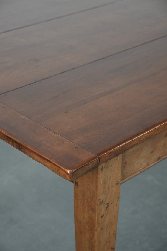 Image 1 of Charmanter alter französischer Esstisch aus Kirschholz mit zwei Schubladen