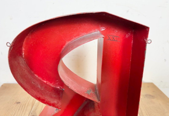 Image 1 of Lettera R in ferro rosso vintage, anni '70
