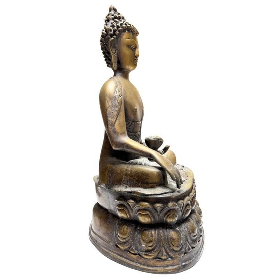 Estatua de Buda nepalí de bronce dorado al fuego sobre un trono de doble loto, siglos XVIII-principios del (photo 3 of 10)