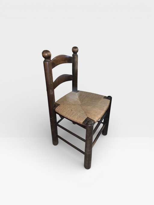 Vintage stoel met sierlijke rugleuning – Zitting van stro –