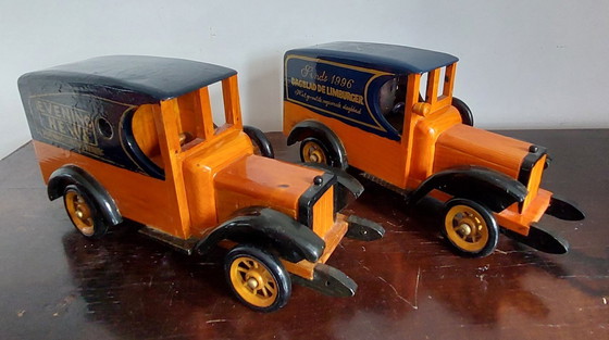 Image 1 of Voitures et camions en bois fabriqués et peints à la main