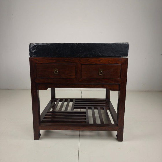 Rare brique d'or impériale chinoise (Jīn Zhuān) sur une table d'exposition en bois réalisée sur mesure. (photo 15 of 16)