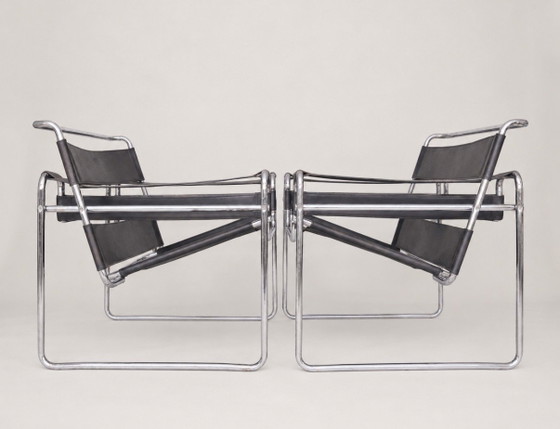 Image 1 of Deux fauteuils Wassily vintage, Marcel Breuer pour Fasem. Cuir marron et noir.