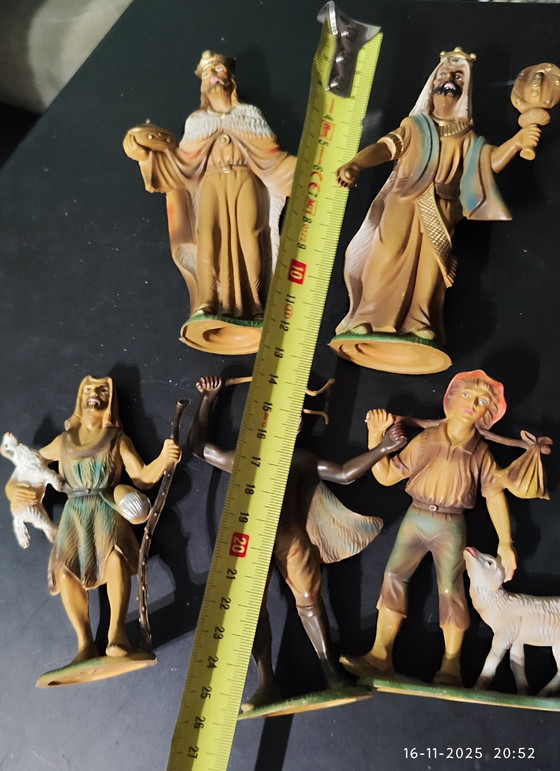 Image 1 of Very extensive old nativity scene / Christmas table