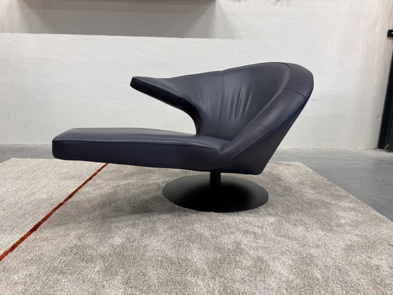 Image 1 of Fauteuil pivotant Leolux Parabolica en cuir bleu