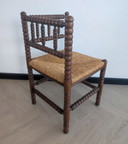 Sedia angolare in rovere Bobbin con sgabello in giunco