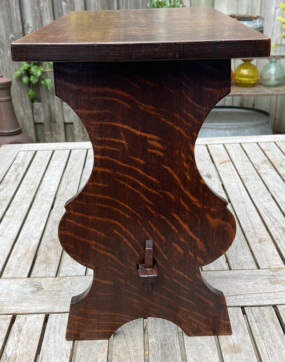 Image 1 of Table d'appoint de l'école d'Amsterdam | Chêne massif | 1920-1940 | Unique Craftsmanship