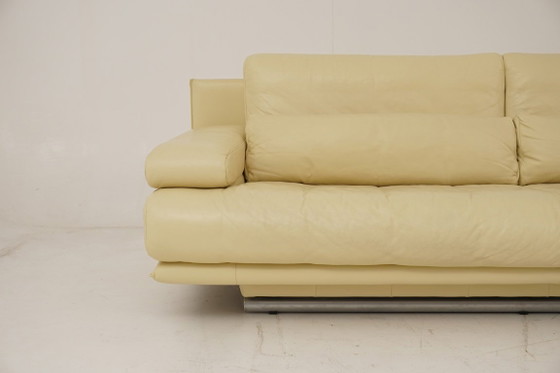Image 1 of Set Rolf Benz composto da tavolino da caffè 6500, divano 1150 e 2 divani a tre posti in pelle beige.
