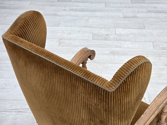 Image 1 of Anni '70, poltrona scandinava con schienale alto e ala, mobili in velluto a coste, legno di quercia intagliato.