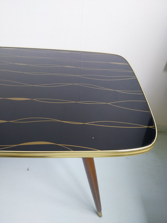 Mid-century bijzettafel met formica glazen tafelblad en schuine pootjes – Brass, Plastic (photo 4 of 5)