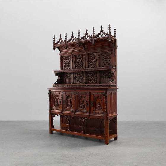 Image 1 of Rare grande armoire néogothique en chêne du début du 19e siècle, sculptée à la main