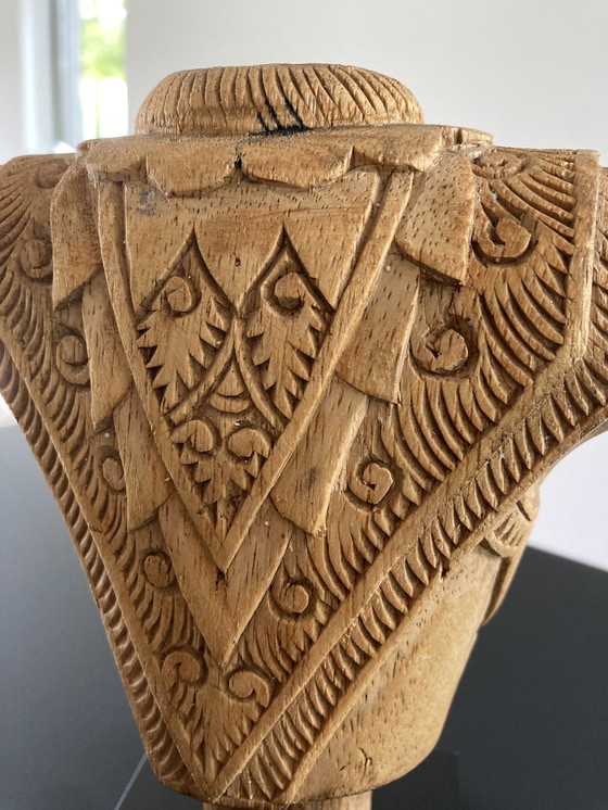 Image 1 of Statuetta in legno intagliato di corazza, altezza 17 cm