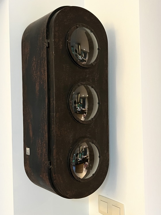 Image 1 of Armadio industriale a parete in metallo con finestre a oblò in vetro