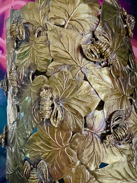 Image 1 of Lampe de table design en laiton ornée de feuilles de vigne et d'abeilles. Numéro de brevet gravé sur la face inférieure, ver