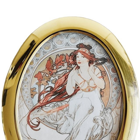 Image 1 of Dipinto Art Nouveau vintage di Alphonse Mucha, cornice ovale in ottone con marchio The Arts Music Hallmark, anni '60