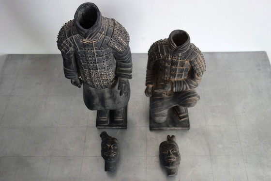 Image 1 of Paire de guerriers chinois en terre cuite, H52 et H 40cm