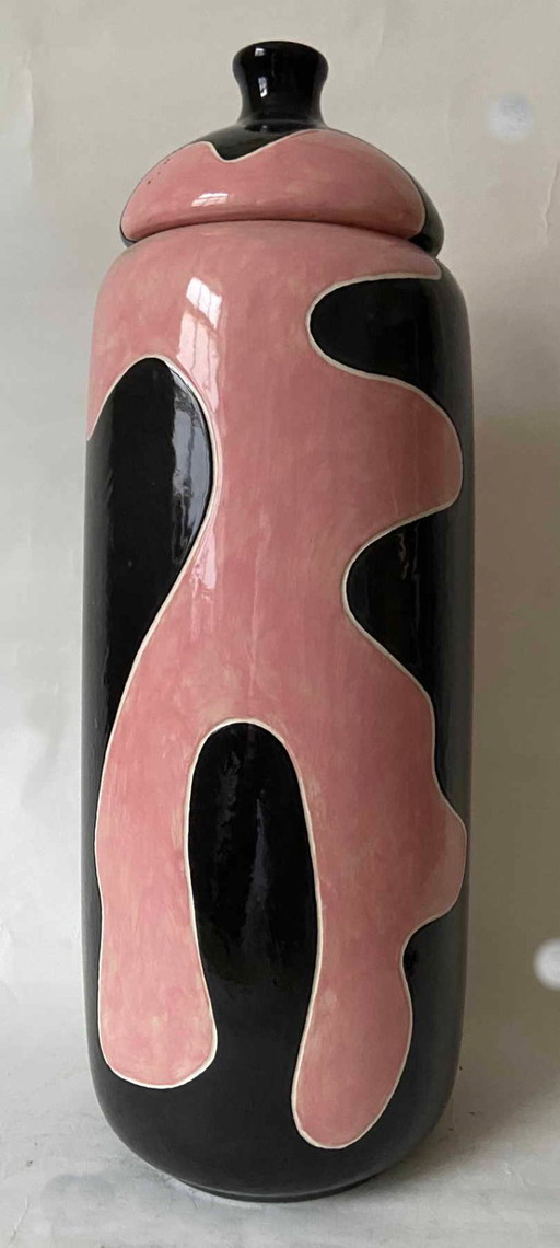 Grand vase en faïence avec couvercle et décor abstrait.