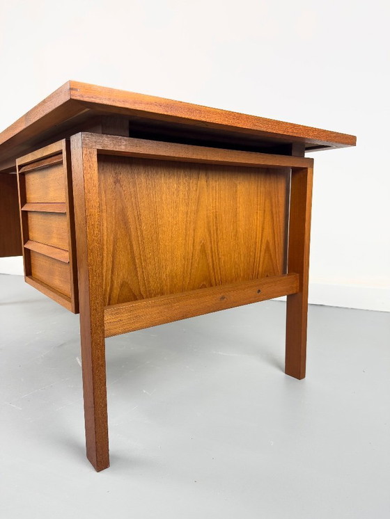 Image 1 of Teakhouten bureau uit het midden van de eeuw door Svend Åge Madsen voor Sigurd Hansen, jaren 60
