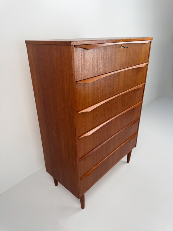 Cómoda alta danesa, Dinamarca, década de 1960. – Wood, Vintage (photo 7 of 9)