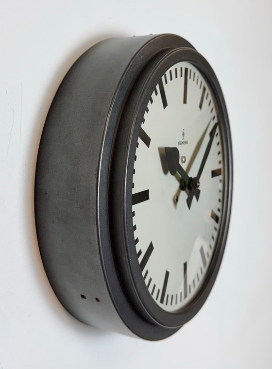 Image 1 of Reloj de pared industrial negro de Siemens, década de 1950.