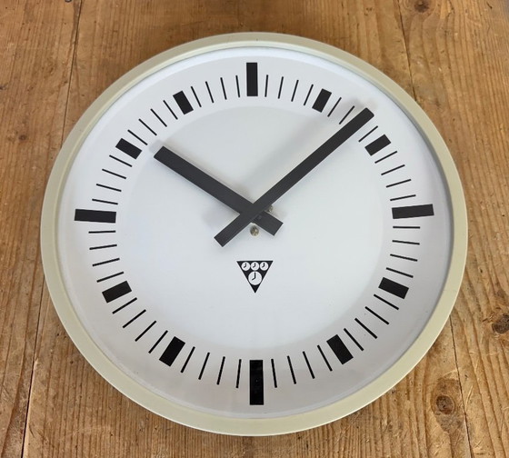 Image 1 of Orologio da parete industriale in bachelite grigia di Pragotron, anni '70