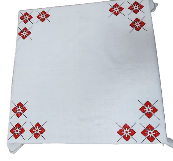 Image 1 of Nappe carrée vintage brodée à la main 72 x 72 cm