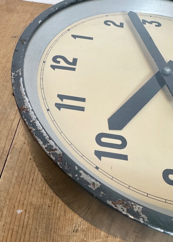 Image 1 of Donkergrijze industriële fabriekswandklok van IBM, jaren 50