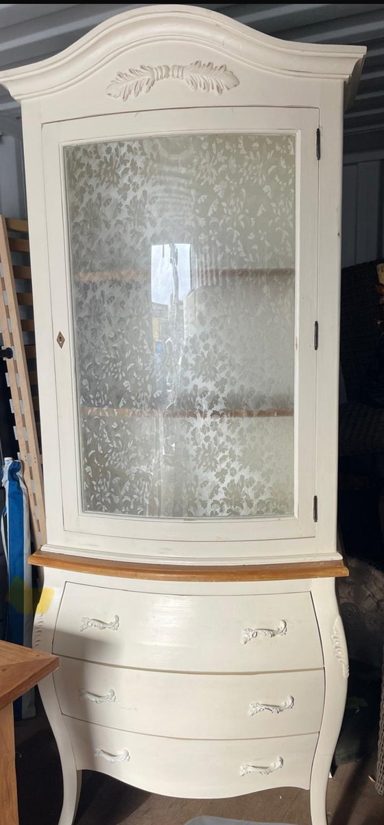 Image 1 of Mooie witte bolle buik vitrinekast met 3 lades