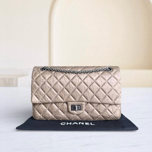 Chanel 2.55 Reissue 226 - Piel de becerro envejecida acolchada, herrajes de bronce rutenio y plata, Serie 17