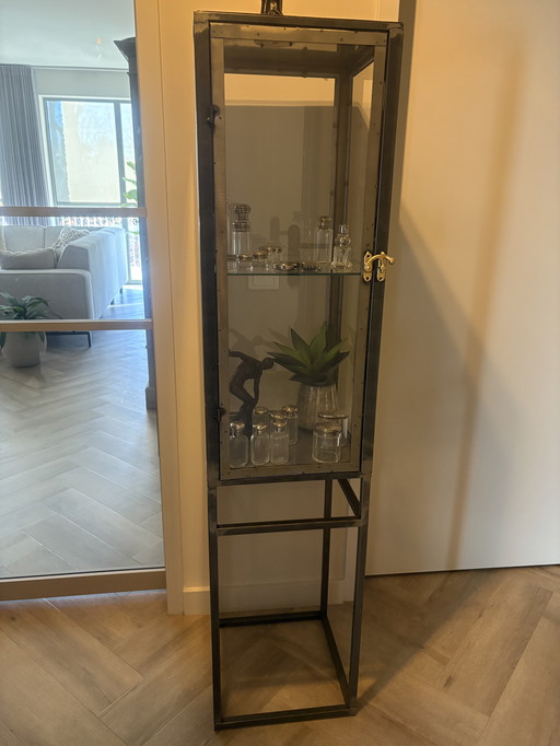 Mooi vitrinekastje met aan vier zijden glas