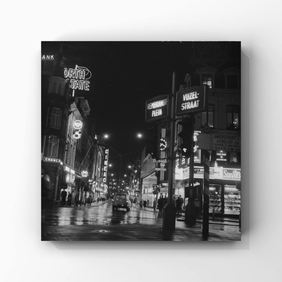Image 1 of Ámsterdam de noche: Reguliersbreestraat vista desde Muntplein, 1961