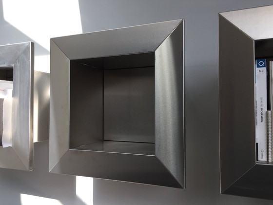 Image 1 of Einzigartiger Edelstahl-Wandschrank „Würfel“