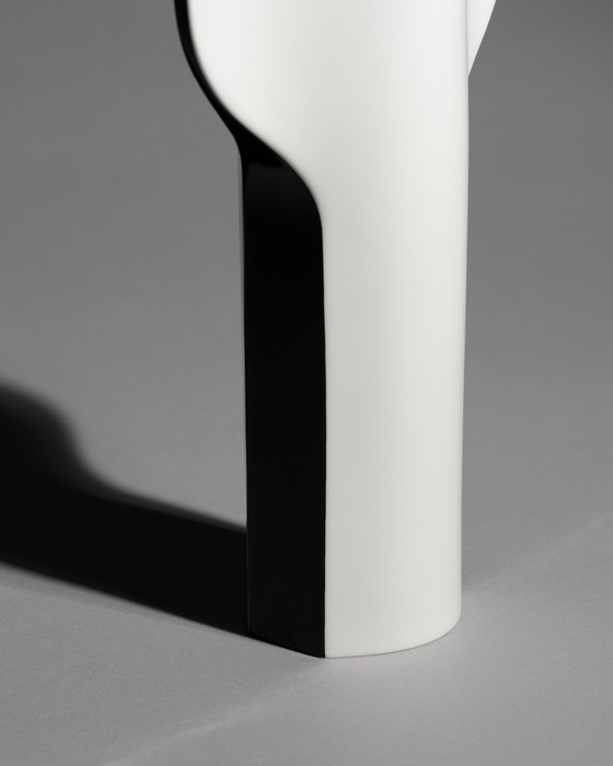 Image 1 of Ritzenhoff „PURE“ Skulpturale Porzellanvase, Entwurf Wolf Karnagel, 30 cm, Deutschland