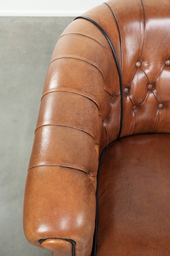Image 1 of 2 Chesterfield-Clubsessel im englischen Stil mit Schaffellbezug in gutem Zustand