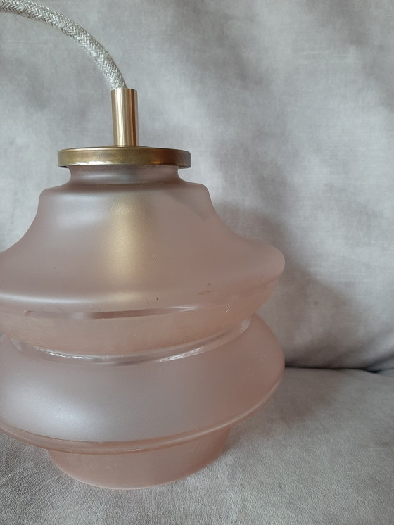 Image 1 of Lampada a sospensione vintage in vetro rosa latte | Lampada antica rosa