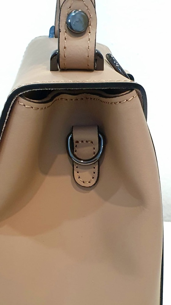 Image 1 of Gisèle 39 Ledertasche, die sich in einen „Venus“-Rucksack verwandeln lässt. Neu