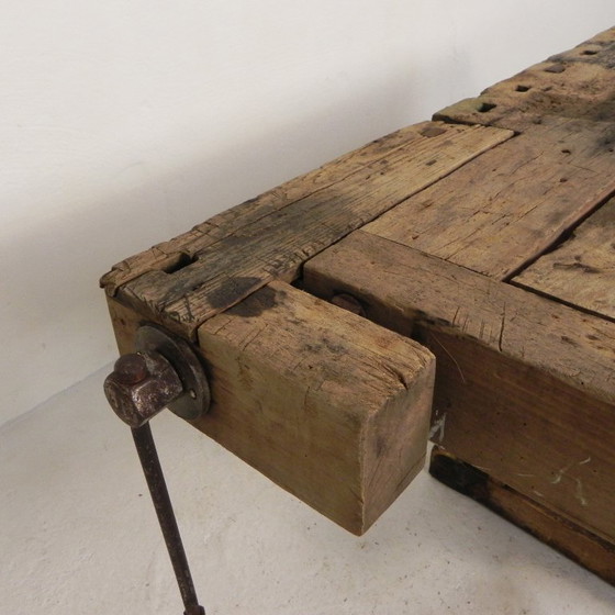 Banco de trabajo industrial de madera con tornillo de banco, 194 cm de largo, década de 1930. (photo 21 of 34)