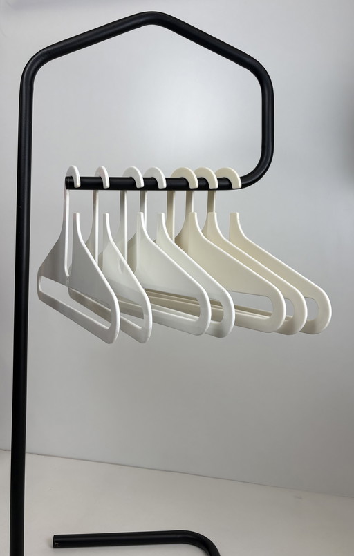 7 kunststof wit kledinghangers Danilo Silvestrin Lambert