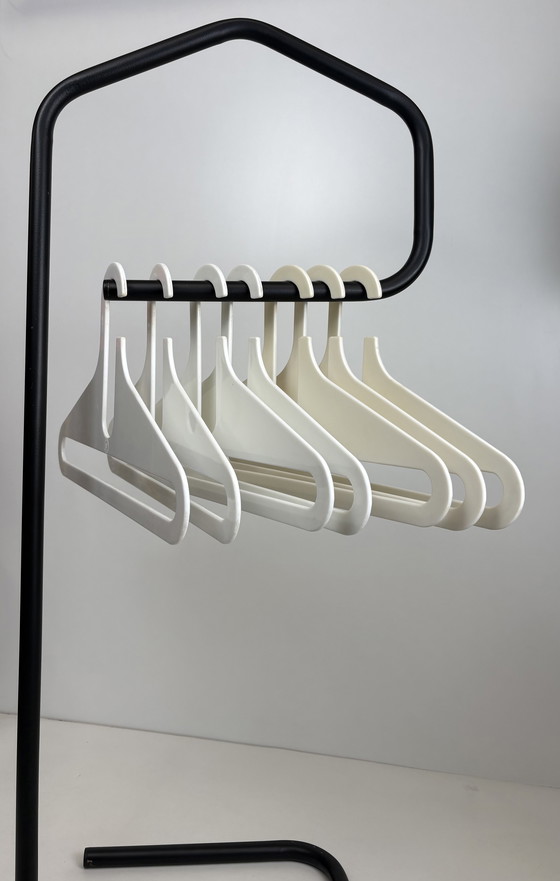 Image 1 of 7 kunststof wit kledinghangers Danilo Silvestrin Lambert