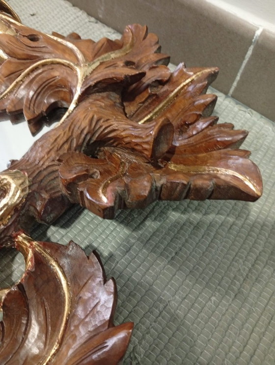 Image 1 of Belangrijke en spectaculair gebeeldhouwde wijnkelderspiegel