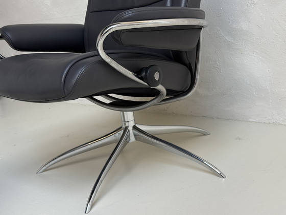 Image 1 of Stressless Paris Sessel mit niedriger Rückenlehne inkl. Fußhocker