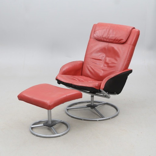 IKEA fauteuil van rood leer, ontworpen door K. Hagberg – M. Hagberg, tussen 2000 en 2010, met een stalen driepootvoet.