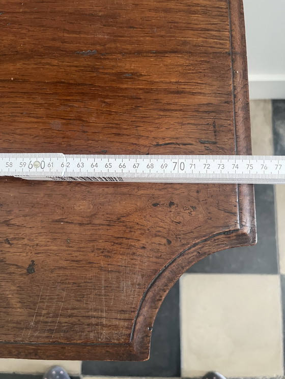 Image 1 of Wunderschöner antiker Beistelltisch aus Eiche – Originalbein