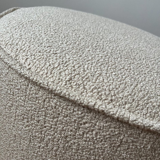Image 1 of Pouf rond ottoman à franges, recouvert de tissu bouclé crème, pour intérieur moderne