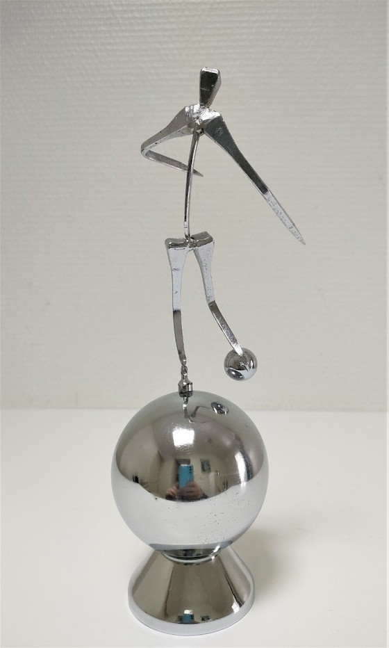 Image 1 of Escultura deportiva de acero con el sello de una corona de orfebre